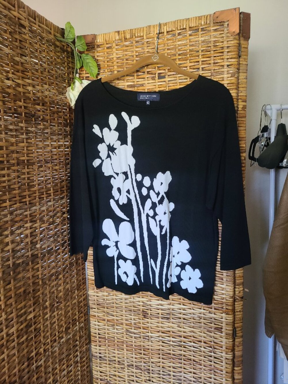 Jones NY Signature Woman Black With Bold White Flowers Pullover Light Sweater PM
